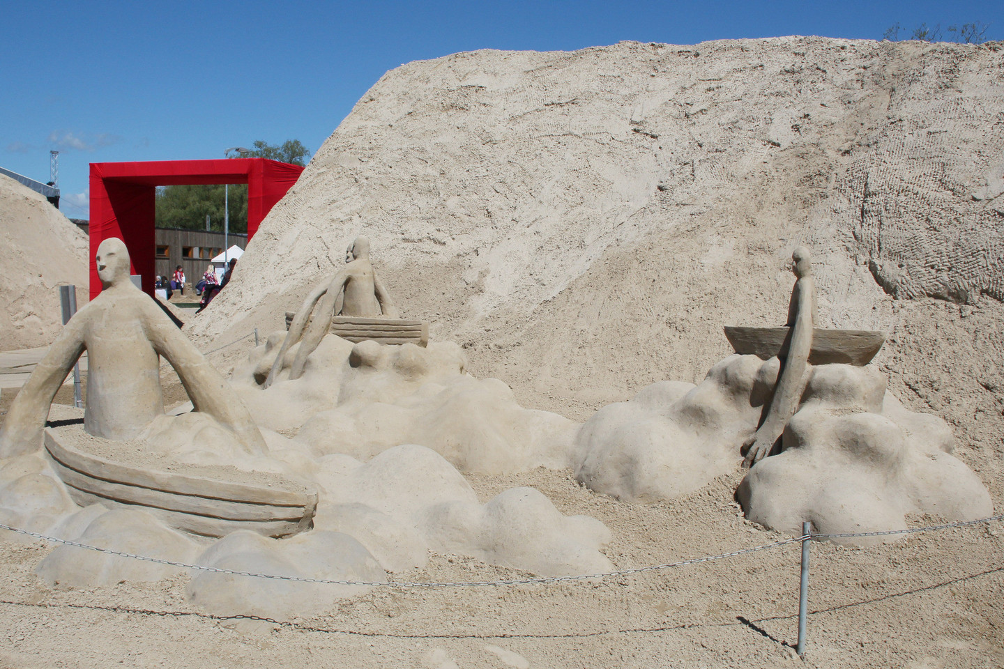 Jau devintą kartą rengiamam smėlio skulptūrų festivaliui organizatoriai paruošė 15 tūkstančių kubinių metrų specialaus smėlio.<br>R.Vitkaus nuotr.