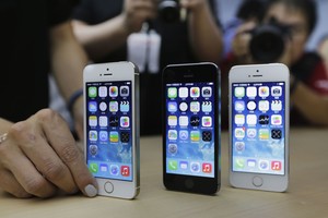 Apmaudi „Apple“ klaida: sugadinti „iPhone“ užtenka vienos SMS