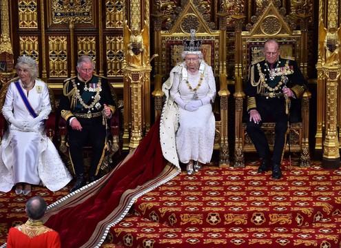 Karalienė Elizabeth II atvyko į Jungtinės Karalystės lordų rūmus iškilmingai pirmajai parlamento sesijai.<br>AFP/“Scanpix“ nuotr.