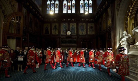 Sekdami po pasikėsinimo susprogdinti Vestminsterio rūmus 1605 metai susiformavusia tradicija sargybiniai apieško rūsius.<br>AFP/“Scanpix“ nuotr.