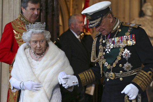 Karalienė Elizabeth II atvyko į Jungtinės Karalystės lordų rūmus iškilmingai pirmajai parlamento sesijai.<br>„Reuters“/“Scanpix“ nuotr.