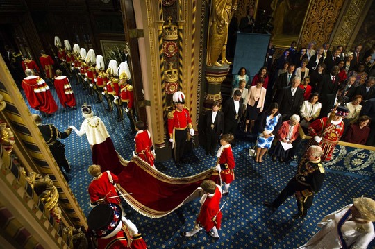 Karalienė Elizabeth II atvyko į Jungtinės Karalystės lordų rūmus iškilmingai pirmajai parlamento sesijai.<br>AFP/“Scanpix“ nuotr.