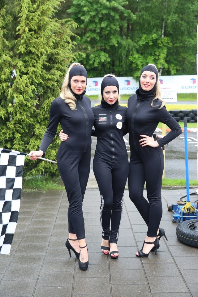 Vairuojančių moterų asociacija „Racing Ladies“ trečiadienį atšventė pirmąjį gimtadienį.<br>R.Danisevičiaus nuotr.
