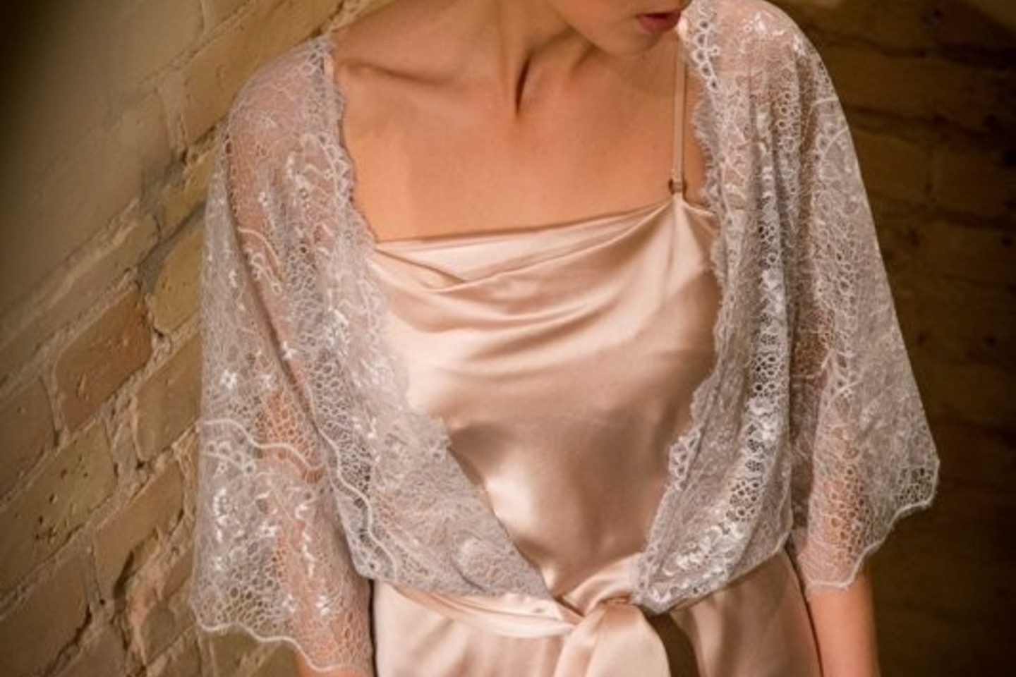 Modeliai demonstravo ne tik laisvalaikiui skirtus drabužius, bet ir itališko šilko „Bora Chiara“ vakarines sukneles.<br>S.Gerdausko nuotr.