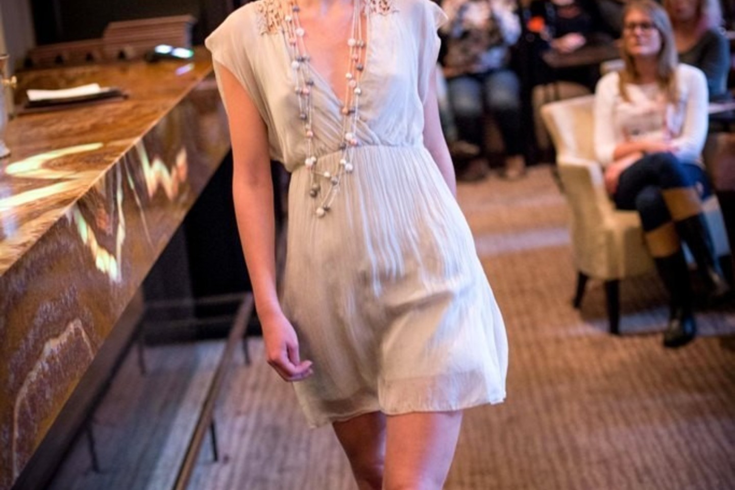 Modeliai demonstravo ne tik laisvalaikiui skirtus drabužius, bet ir itališko šilko „Bora Chiara“ vakarines sukneles.<br>S.Gerdausko nuotr.