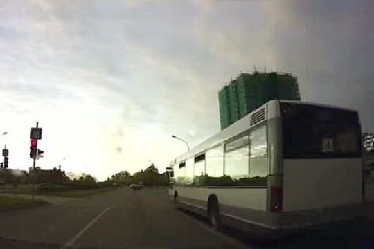 Miesto autobuso vairuotojui šviesoforo signalas – nė motais