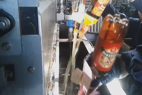 Pareigūnai į kanalizaciją išpylė 7,6 tūkst. litrų alkoholio