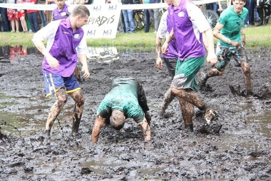 Druskininkų šventę vyrai jau švenčia purve