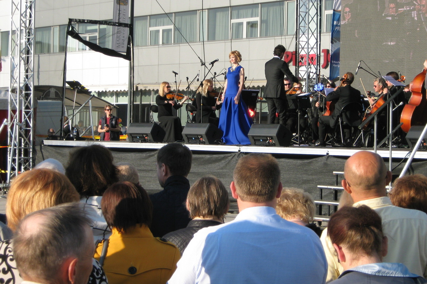 Dainuoja K.Zmailaitė, kartu su savo vyru E.Seiliumi Marijampolėje organizuojanti „Šv.Jurgio meno sezoną“.<br>L.Juodzevičienės nuotr.
