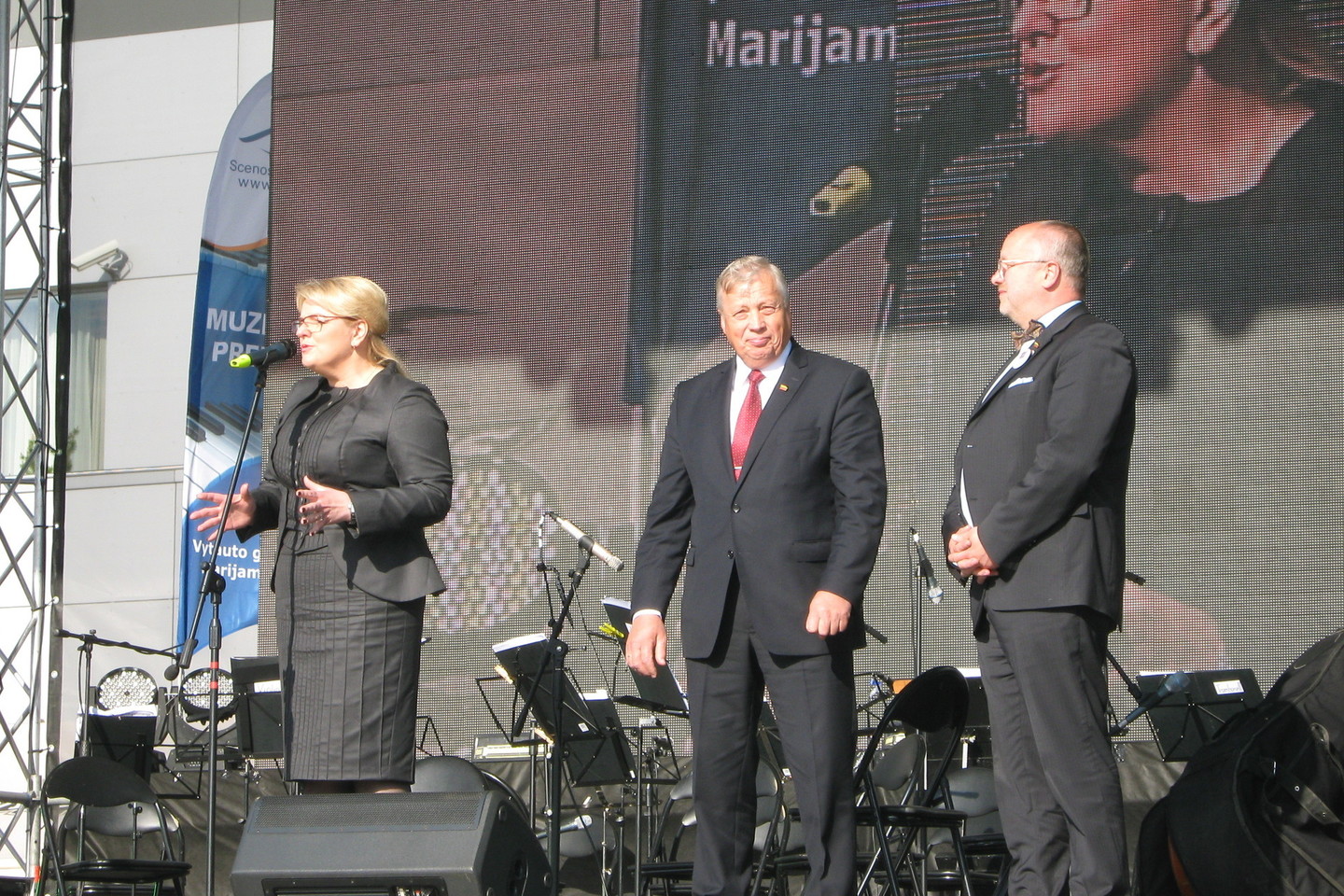 Marijampoliečius ir miesto svečius sveikino ministrė A.Pabedinskienė, Seimo narys A.Mitrulevičius bei ministras J.Olekas.<br>L.Juodzevičienės nuotr.