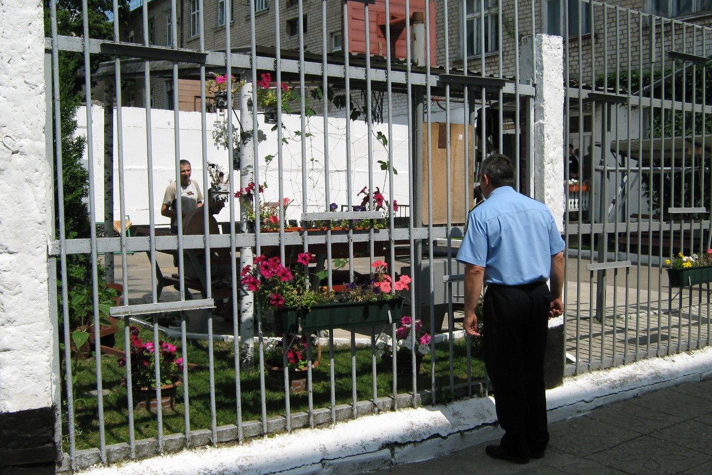 Marijampolės pataisos namų nuteistieji noriai savo kiemeliuose sodina ir prižiūri gėles.<br>L.Juodzevičienės nuotr.