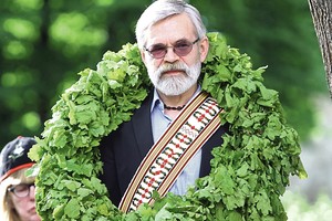 Ąžuolo vainiku pasipuošė būties dalininkas V. Braziūnas