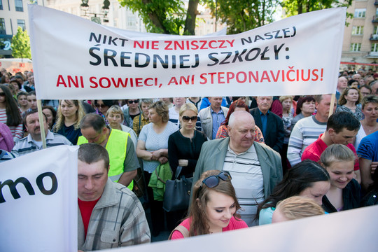 Lenkai ir rusai sukilo prieš mokyklų pertvarką