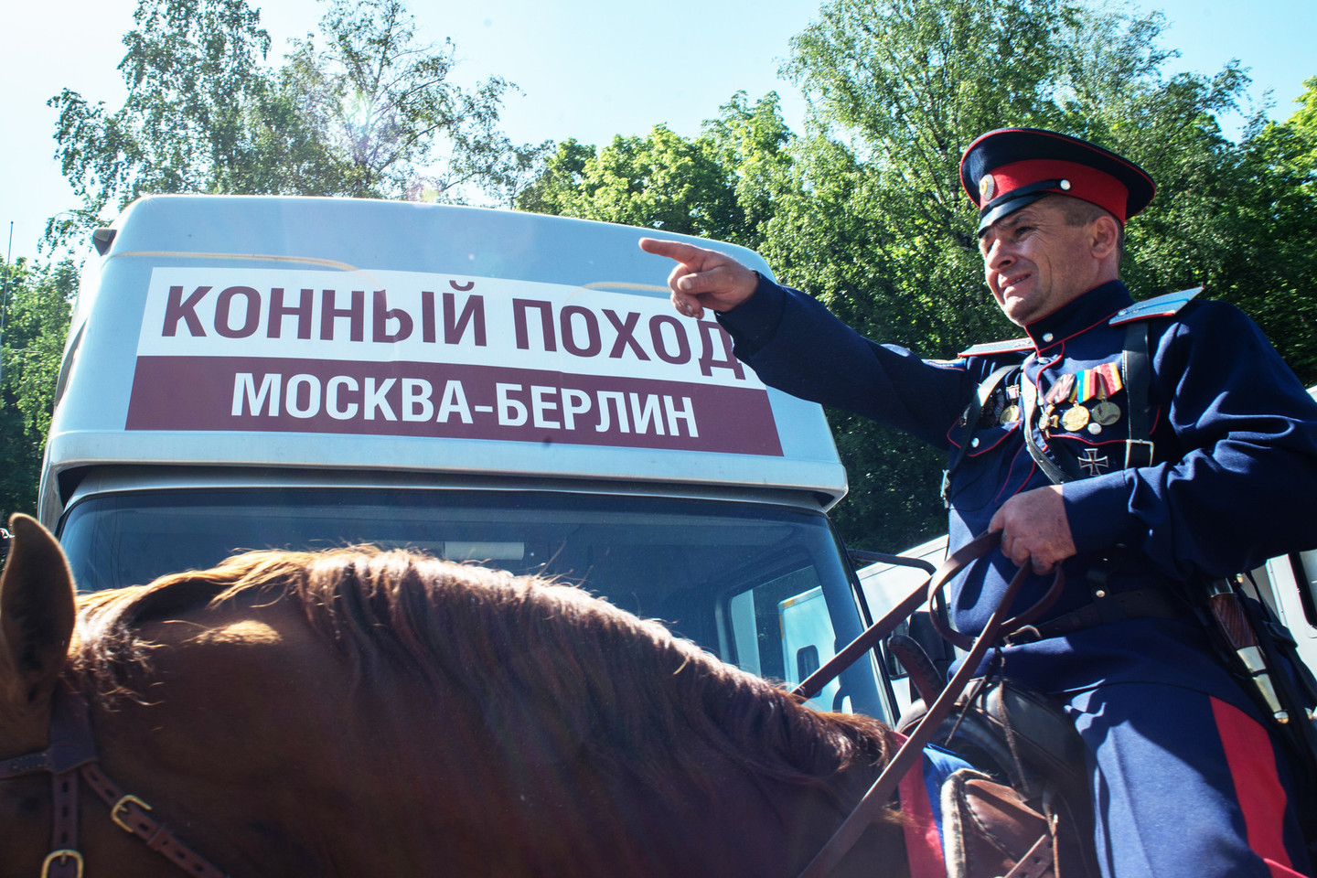 „Ši kelionė visiškai nesusijusi su politika“, – tikino P.Moščalkovas, rodydamas į raitelius, kurie per Maskvą jojo pasipuošę karinėmis uniformomis, kardais ir mosuodami Rusijos vėliavomis.<br>„RIA Novosti“/“Scanpix“ nuotr.