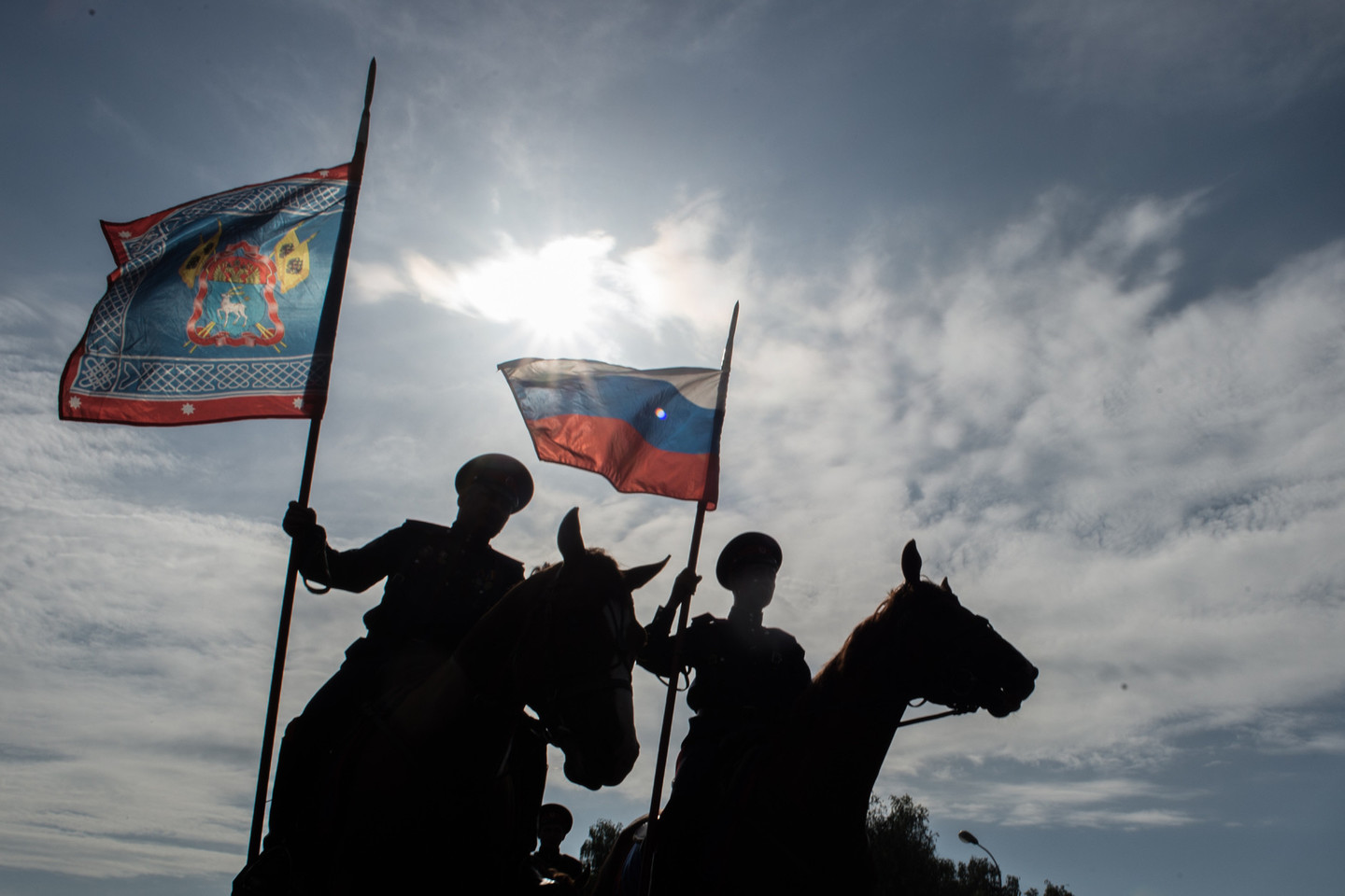 „Ši kelionė visiškai nesusijusi su politika“, – tikino P.Moščalkovas, rodydamas į raitelius, kurie per Maskvą jojo pasipuošę karinėmis uniformomis, kardais ir mosuodami Rusijos vėliavomis.<br>„RIA Novosti“/“Scanpix“ nuotr.