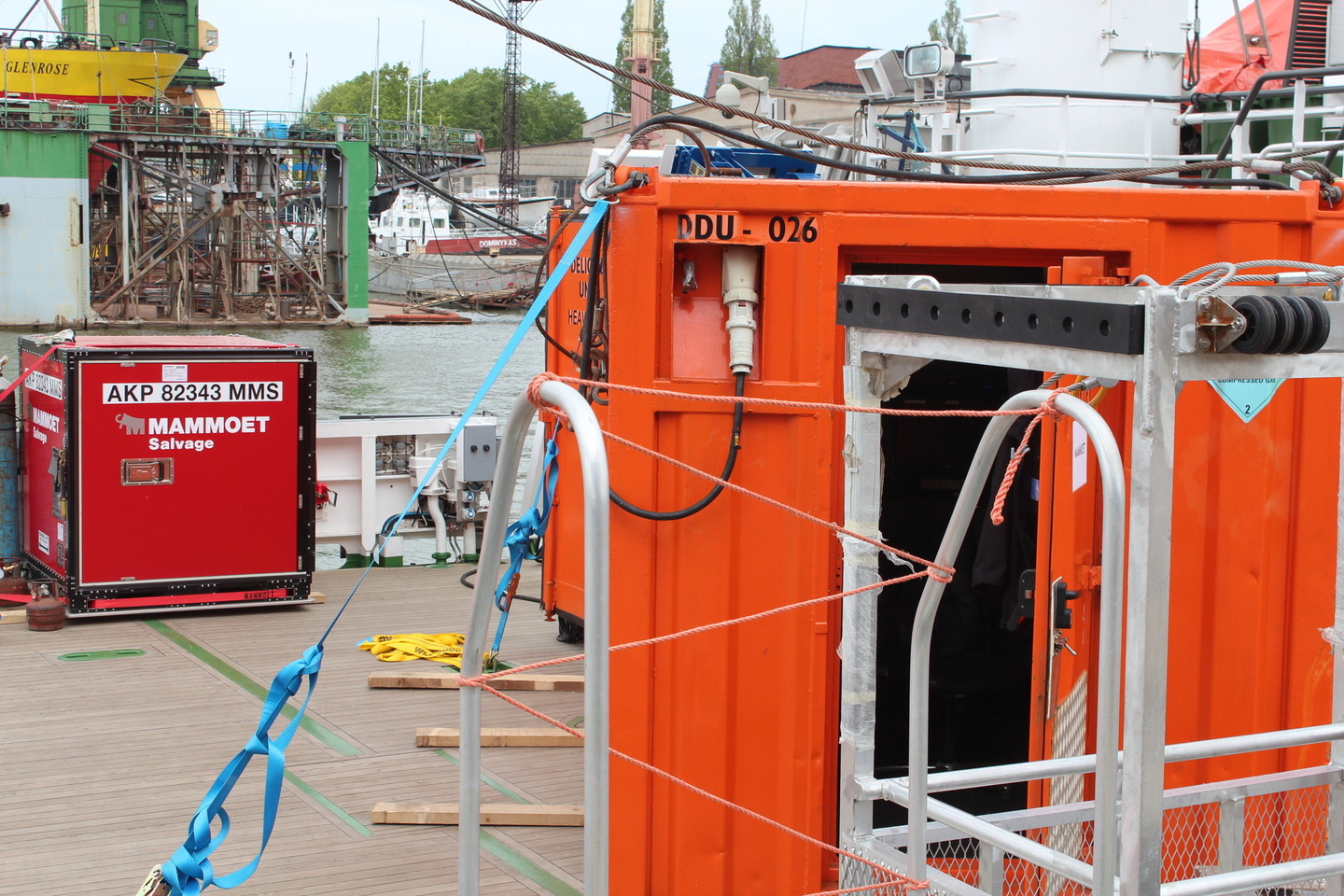 Į Klaipėdos universiteto laivą „Mintis“ pakrauta daugiau kaip 6,5 tonas sveriančios olandų įrangos.<br>A.Pilaitienės nuotr.