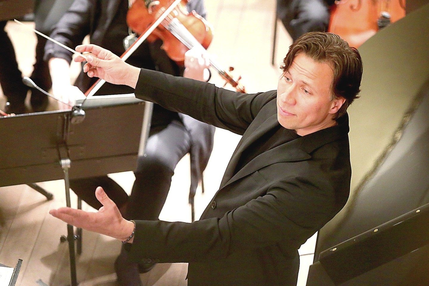 Estų dirigentas K.Järvi skleidžia džiaugsmingo muzikavimo filosofiją.<br>R.Danisevičiaus nuotr.