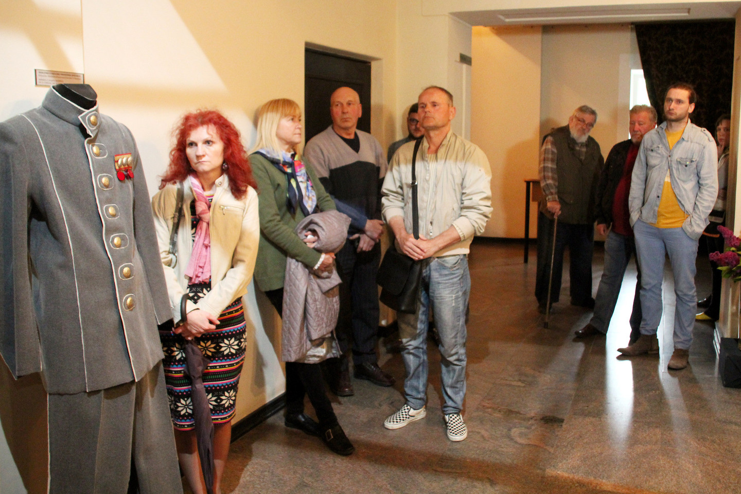 Į Valstybinio Šiaulių dramos teatro foje atidarytą parodą „Užgesęs tebešvyti...“ susirinko būrys P.Piauloką pažinojusių žmonių.<br>R.Vitkaus nuotr.