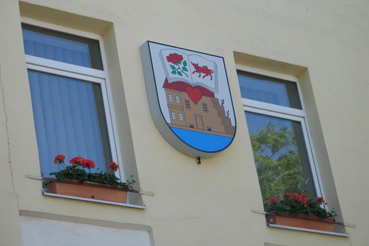 Ukmergės savivaldybės pastatą papuošė miesto herbas