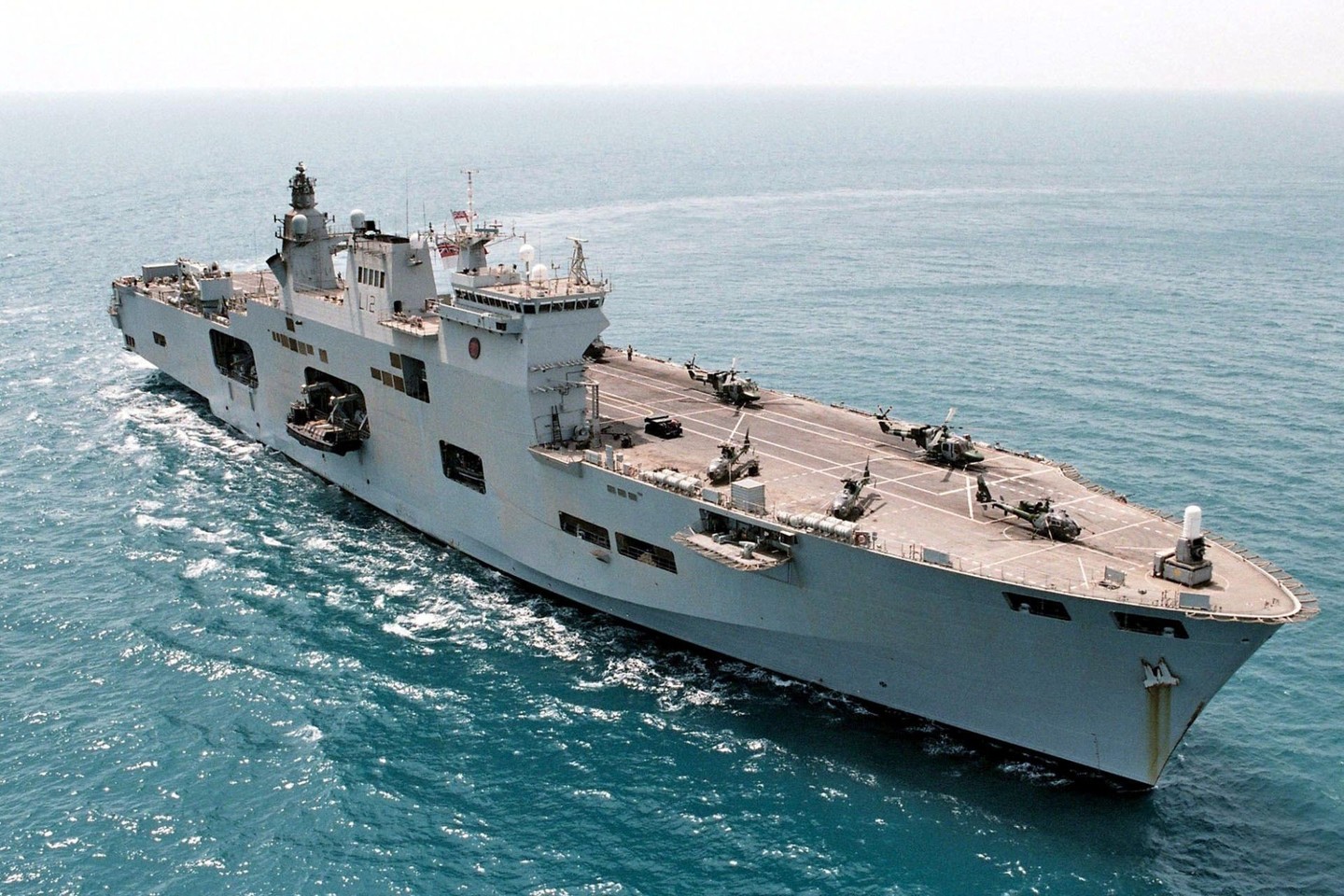 Jungtinė Karalystė į tarptautines pratybas siunčia savo Karališkojo Laivyno flagmaną – desantinį laivą „HMS Ocean“<br>ViDA Press nuotr.