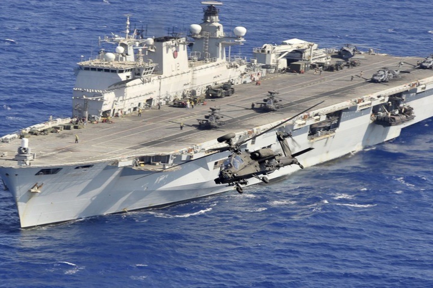 Jungtinė Karalystė į tarptautines pratybas siunčia savo Karališkojo Laivyno flagmaną – desantinį laivą „HMS Ocean“<br>Royal Navy nuotr.