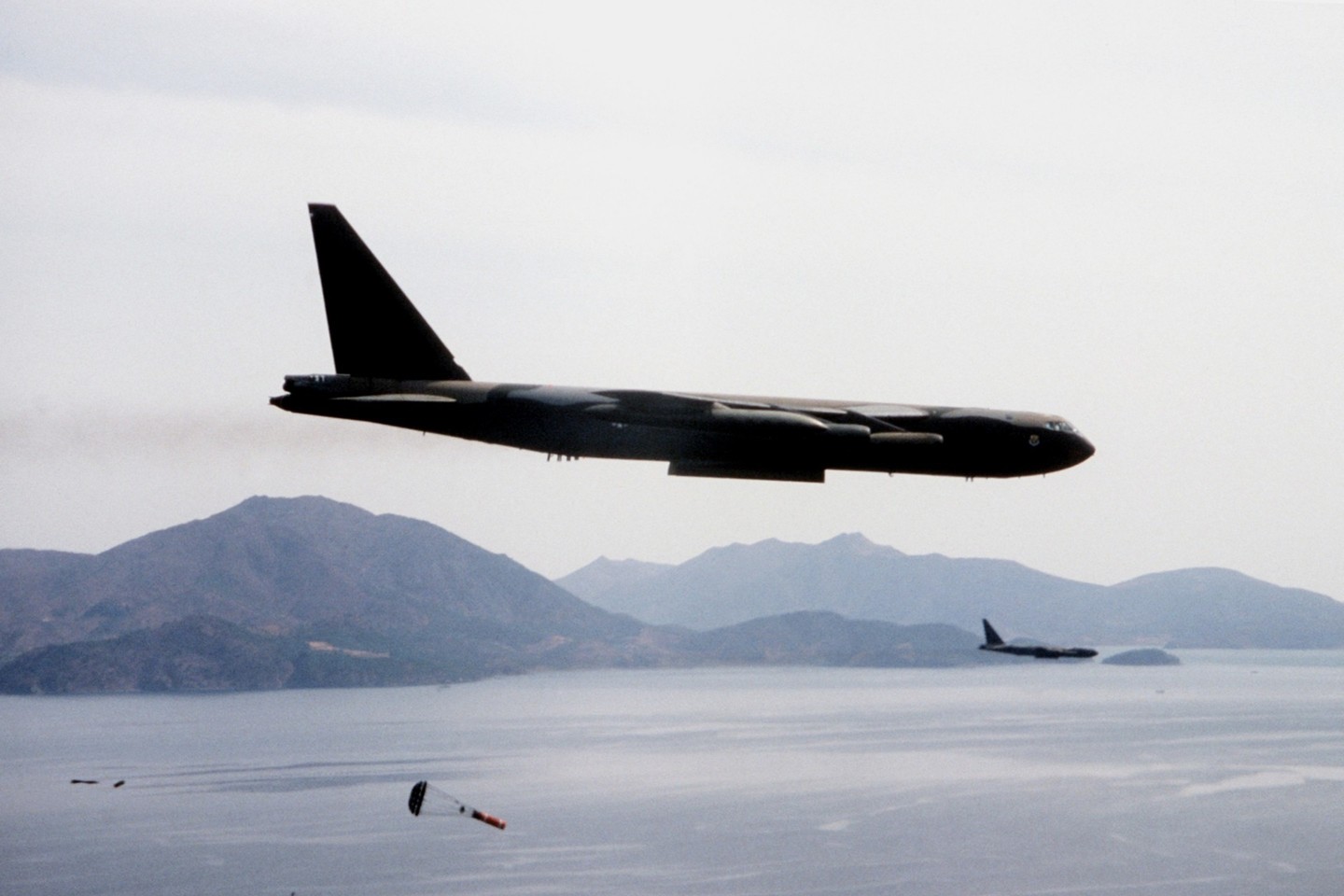 Pratybose bombonešiai B-52 mėtys minas.<br>AP nuotr.