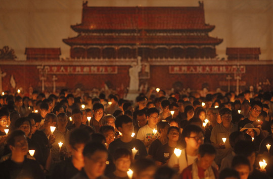 Honkongas yra vienintelė Kinijos teritorija, kurioje masiškai minimos 1989 metais Pekino centre vykusios Tiananmenio žudynės.<br>AP nuotr.