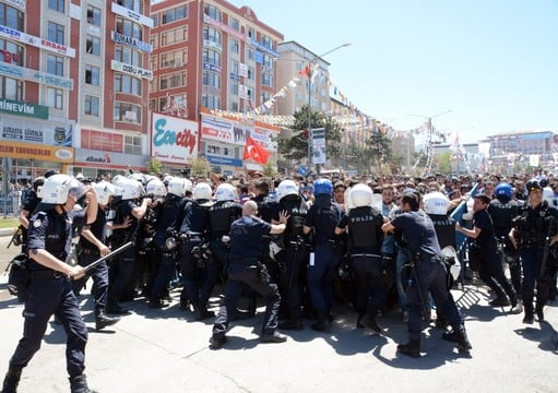 Maždaug 1 tūkstantis turkų nacionalistų užpuolė mitingo dalyvius pagrindinėje šiaurės rytinio Erzurumo miesto.<br>AP nuotr.