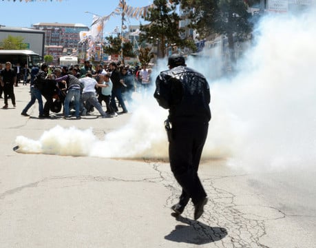 Maždaug 1 tūkstantis turkų nacionalistų užpuolė mitingo dalyvius pagrindinėje šiaurės rytinio Erzurumo miesto.<br>AP nuotr.