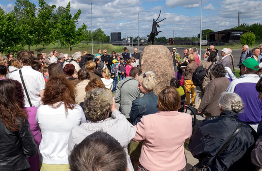 Vilniuje atidengtas paminklas ožkai.<br>V.Ščiavinsko nuotr.
