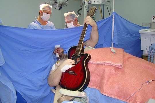 Vyras atverta kaukole gitara užgrojo „The Beatles“ dainą