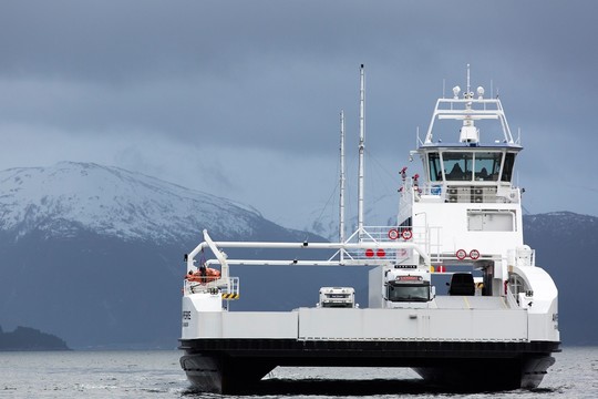 Pirmasis pasaulyje elektrinis keltas jau plukdo keleivius