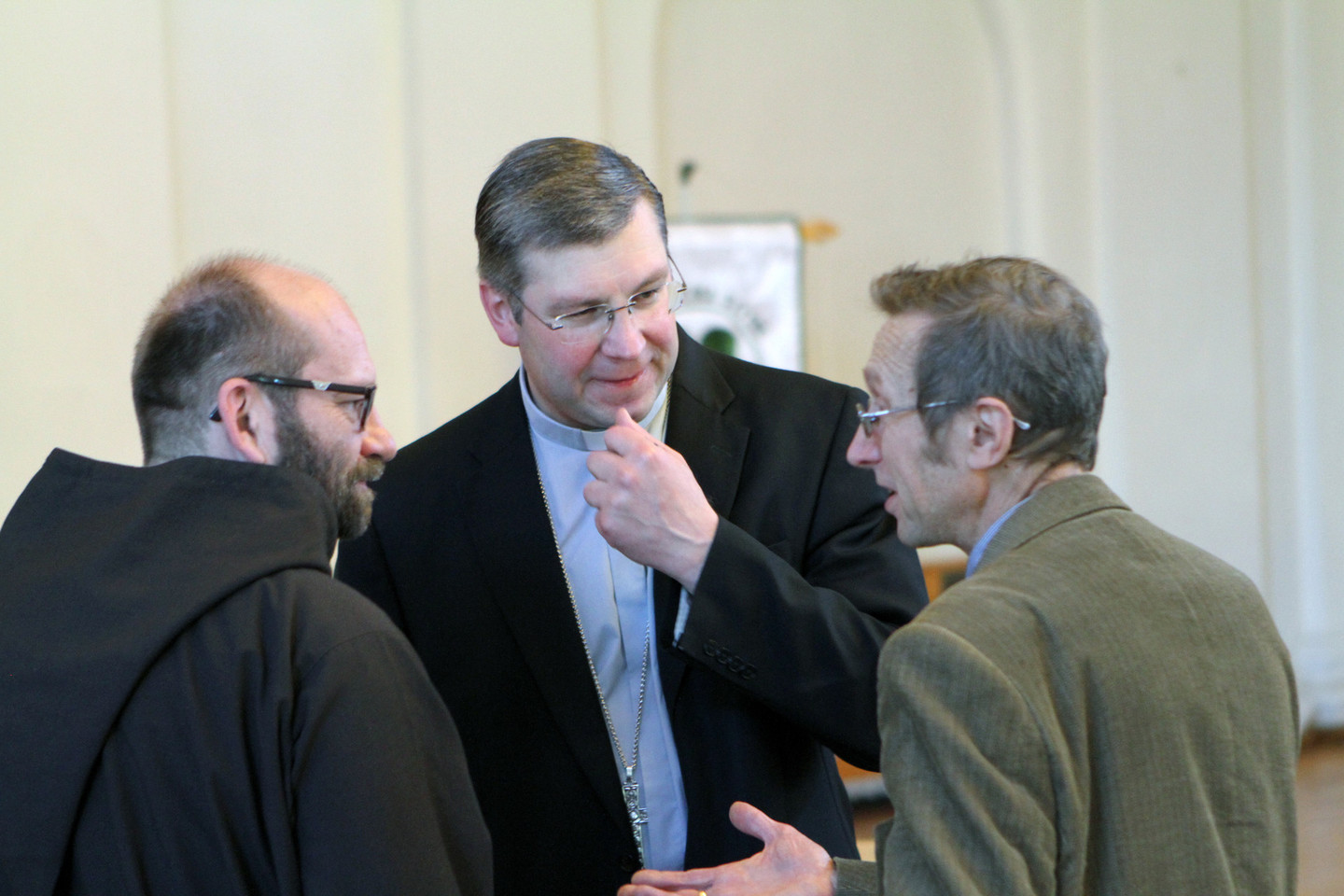 Vyskupas K.Kėvalas (viduryje) per vertėją bendravo su kunigu K.Knotzu (kairėje).<br>M.Patašiaus nuotr.