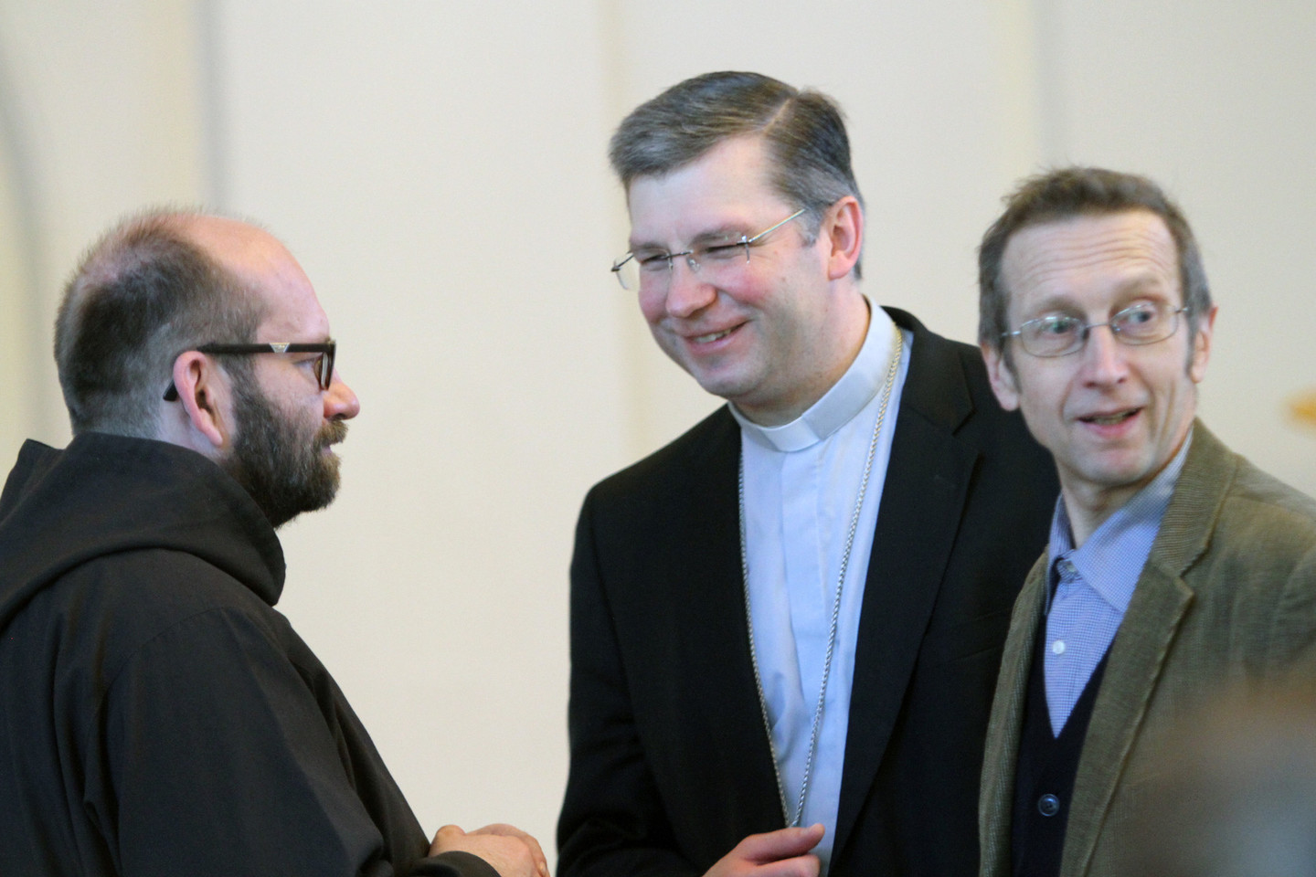 Kunigas K.Knotzas (kairėje) bendravo su vyskupu K.Kėvalu (viduryje).<br>M.Patašiaus nuotr.