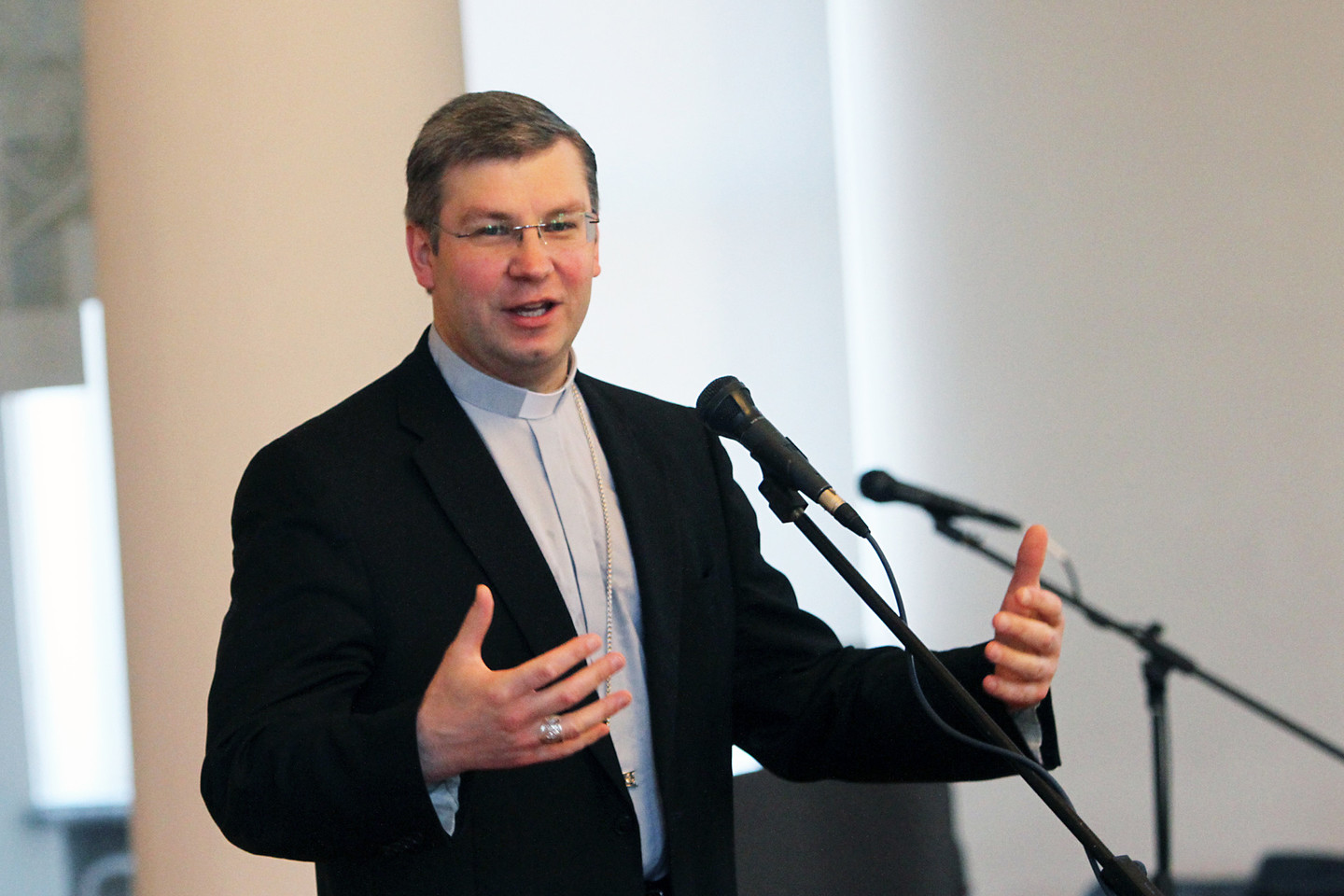 Vyskupas K.Kėvalas pristatė svečią iš Lenkijos.<br>M.Patašiaus nuotr.