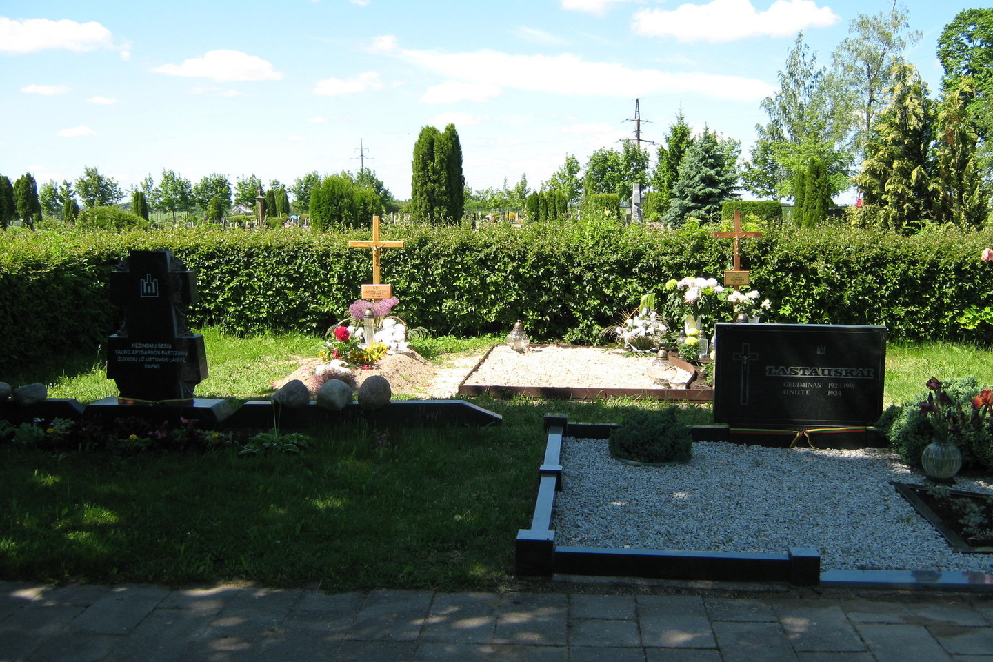 Marijampolės kapinėse, Tauro apygardos partizanų memoriale,šiemet atsiradę du nauji kapai papiktino politinių kalinių ir tremtinių atstovus bei konservatorius. Esą buvo palaidoti laisvės kovų dalyviai, kovęsi kitose apygardose.<br>L.Juodzevičienės nuotr.