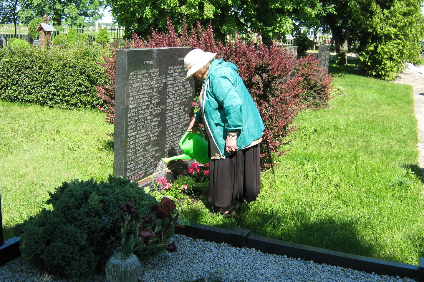 Tauro apygardos partizanų memorialas Marijampolės kapinėse buvo įkurtas 1989-1990 metais. Teritorija nėra įteisinta. Siekiama, jog ji būtų įrašyta į kultūros vertybių sąrašą.<br>L.Juodzevičienės nuotr.