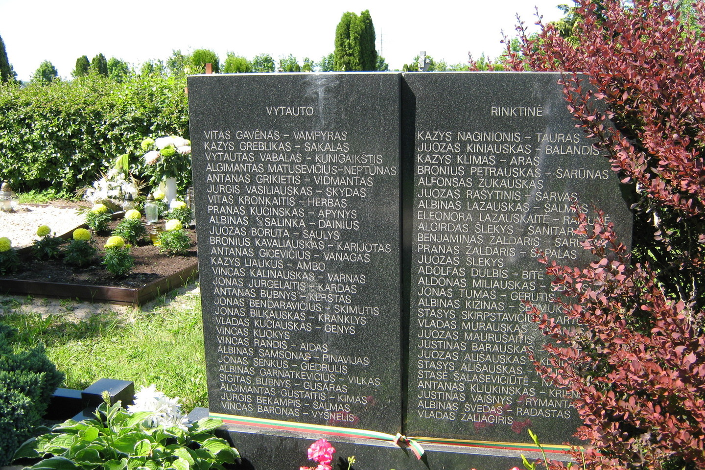 Memoriale palaidoti keli šimtai iš masinių kapaviečių perkelti šios Tauro apygardos partizanų palaikai.<br>L.Juodzevičienės nuotr.