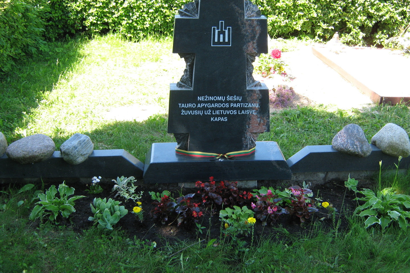 Memoriale palaidoti keli šimtai iš masinių kapaviečių perkelti šios Tauro apygardos partizanų palaikai.<br>L.Juodzevičienės nuotr.