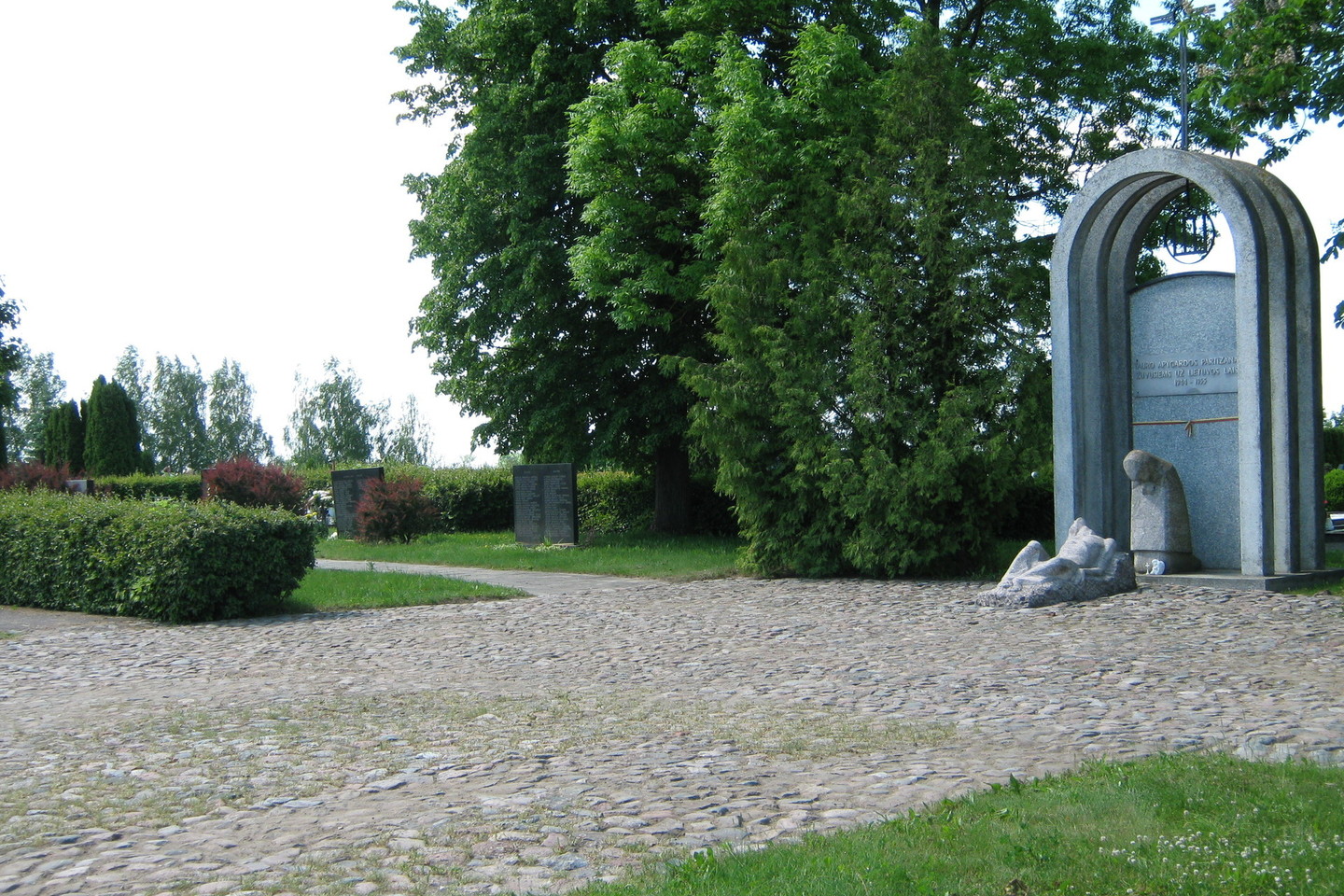 Tauro apygardos partizanų memorialas Marijampolės kapinėse buvo įkurtas 1989-1990 metais. Teritorija nėra įteisinta. Siekiama, jog ji būtų įrašyta į kultūros vertybių sąrašą.<br>L.Juodzevičienės nuotr.