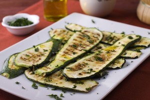 Salotos su grilyje keptomis cukinijomis įtiks ne tik vegetarams