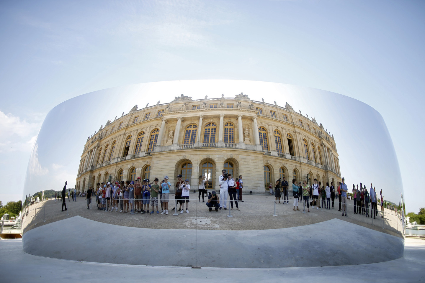 A.Kapooro paroda Versalio rūmų komplekse vienus žiūrovus sužavėjo, kitus papiktino.<br>Reuters/Scanpix nuotr.