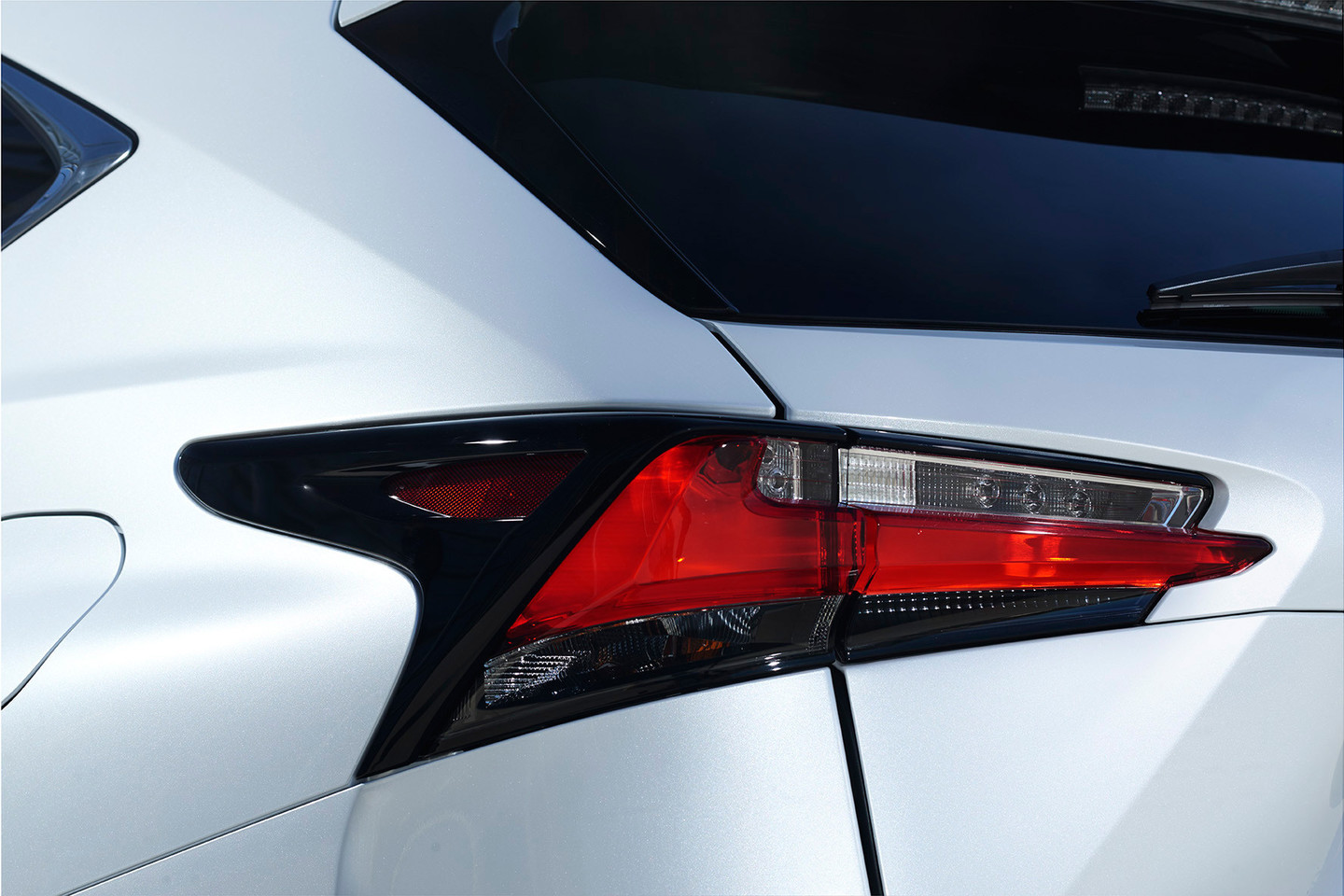 „Lexus NX“ su turbininiu bezininiu varikliu skirtas mėgstantiems klasikinį galios pojūtį.<br>Gamintojo nuotr.