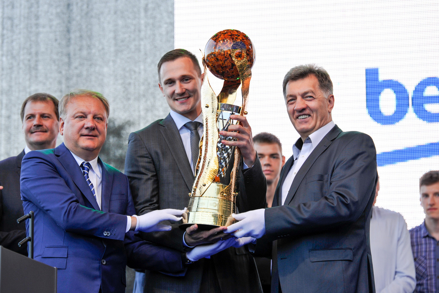 Kauno „Žalgirio“ kapitonui P.Jankūnui taurę įteikė premjeras A.Butkevičius.