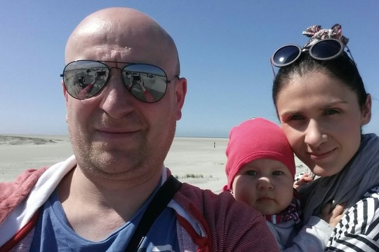 R. Šimukauskas su šeima grožisi Šiaurės jūros paplūdimiais