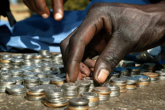 Zimbabvė atsisako nesuvokiamos infliacijos suniokotos valiutos