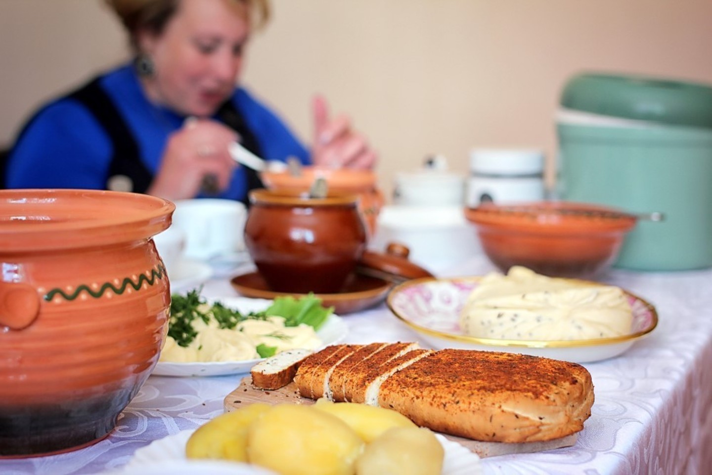Judrėnų bendruomenės namų virtuvėje mėgstančios suktis šeimininkės ant vaišių stalo gali patiekti įvairiausių gėrybių.