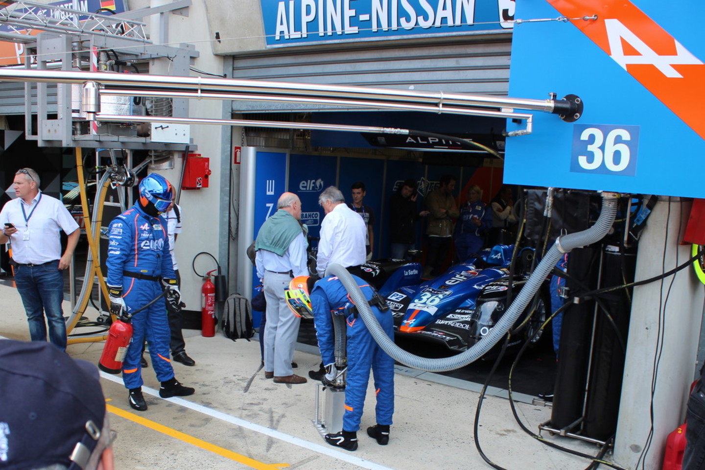 Le Mano 24 valandų lenktynių organizatoriai ir dalyviai leido gerbėjams iš arti pažvelgti į automobilius ir garažus.<br>I.Staškutės nuotr.