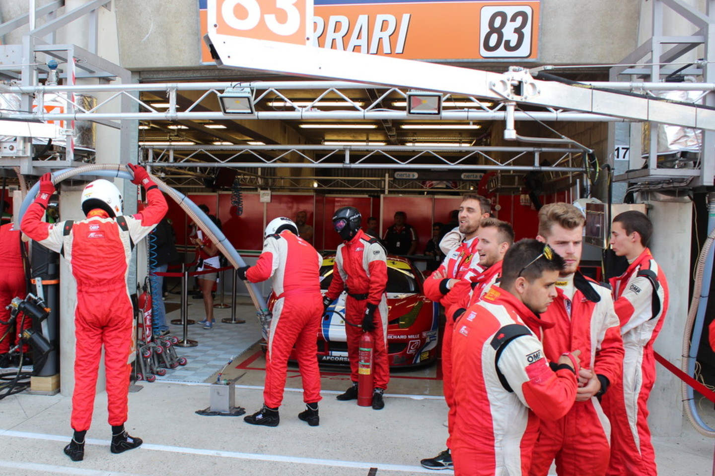 Le Mano 24 valandų lenktynių organizatoriai ir dalyviai leido gerbėjams iš arti pažvelgti į automobilius ir garažus.<br>I.Staškutės nuotr.