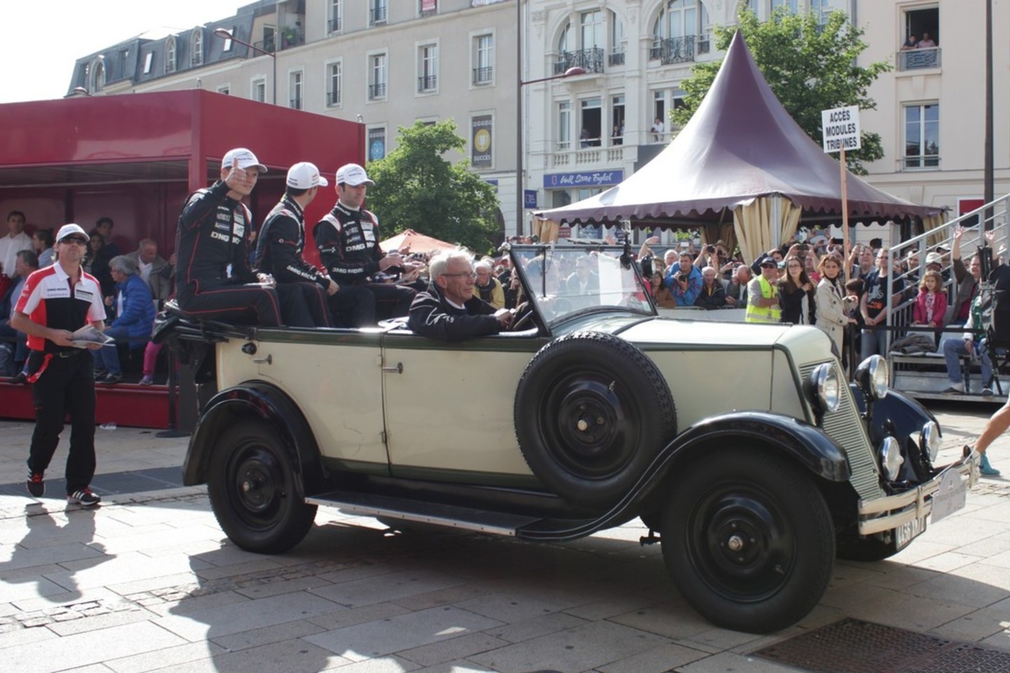 Lenktynininkų parade pasirodė ir sportininkai, ir kitokių netradicinių automobilių savininkai.<br>I.Staškutės nuotr.